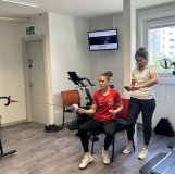 Angeline Favre (au premier plan) en action lors d'une séance en hypoxie, avec sa coach Audrey Chaperon